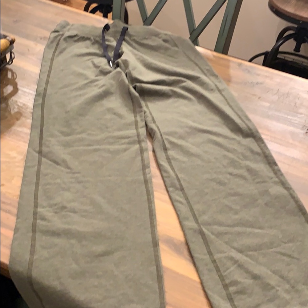 Women’s Lululemon green sweat pants size 6